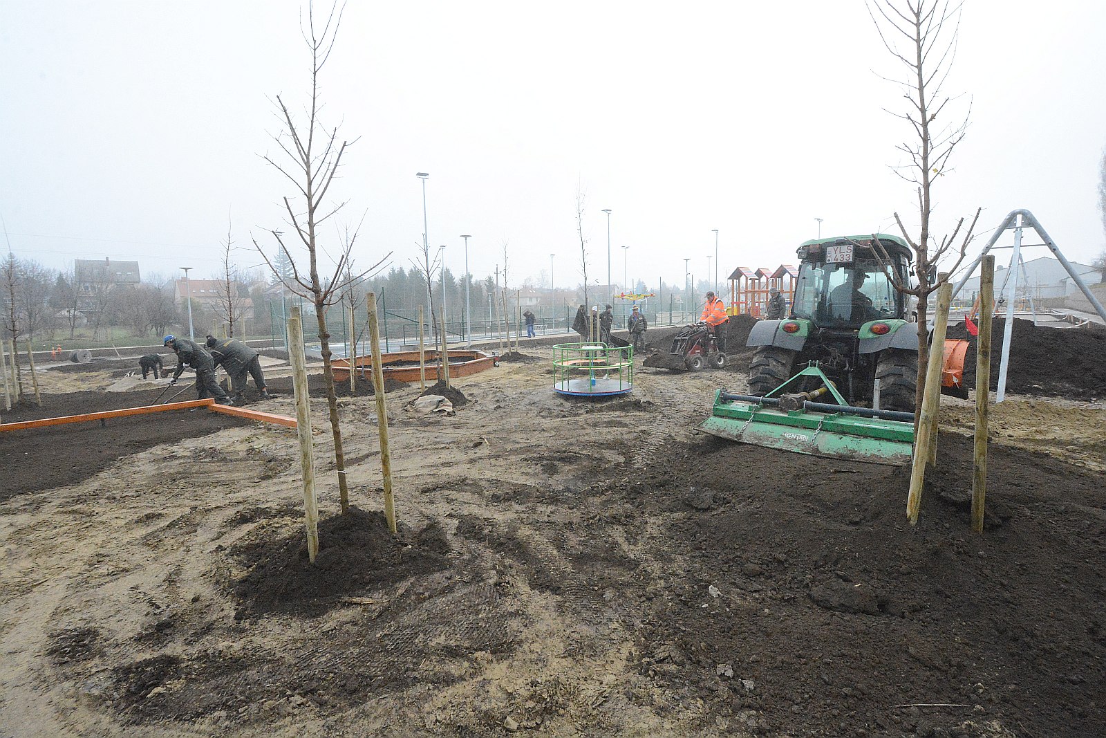 Több ezer tő fás szárú növényt telepít a Városgondnokság az új szabadidőparkba